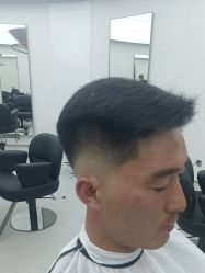 -一家只做男发烫染的店