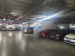 -绿地缤纷城-停车场