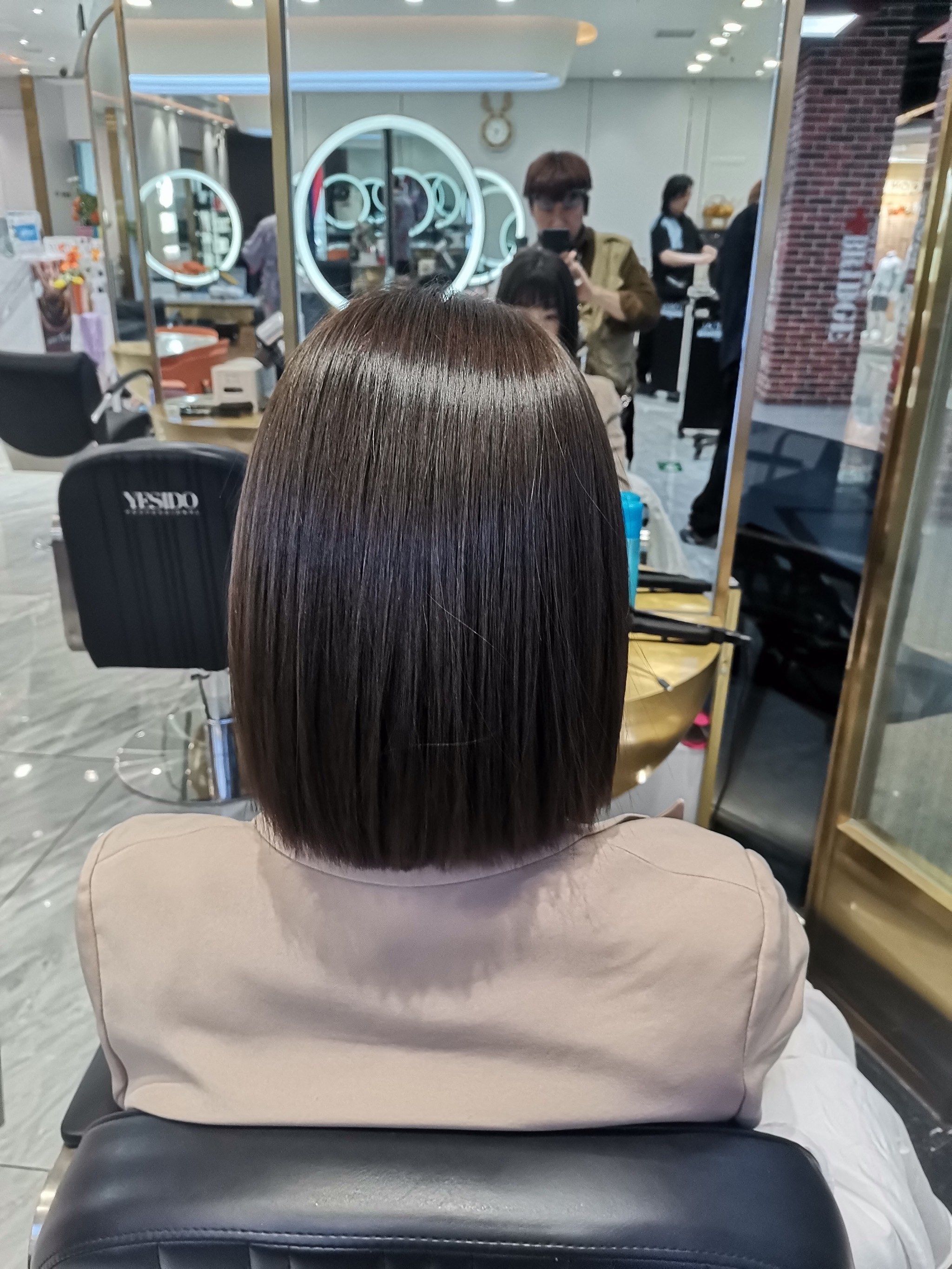 亲们:女生锁骨发→一刀切