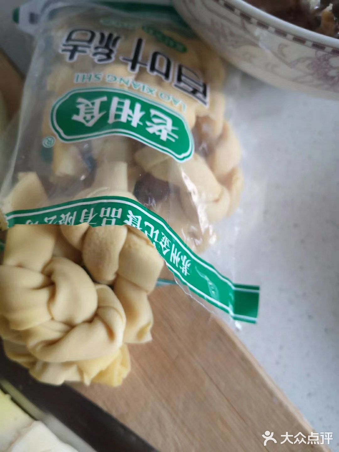 葱结放入锅中煮，如果有高汤最好