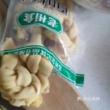 葱结放入锅中煮，如果有高汤最好
