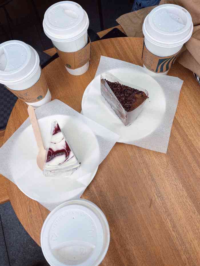 星巴克(徐汇滨江店)-"96打卡樱花季最美白色星巴克96 假日.