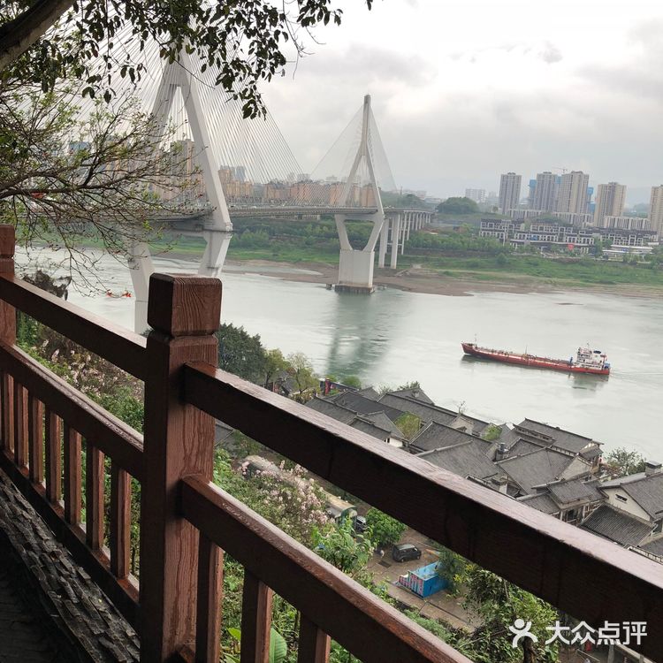 周末雨天大渡口义渡古镇人很少，有室内停车场