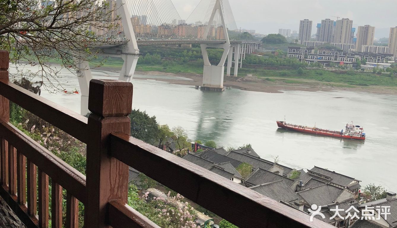 周末雨天大渡口义渡古镇人很少，有室内停车场