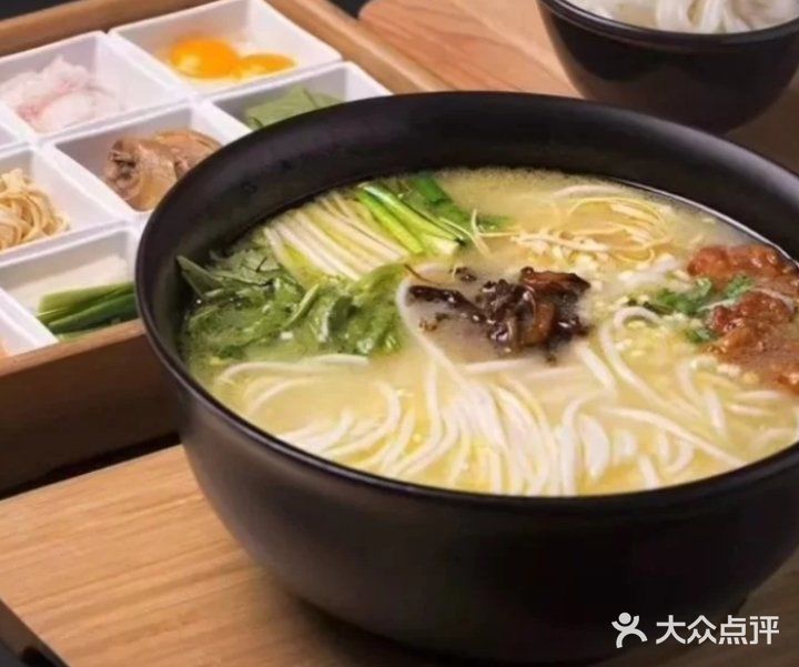 豆花的鲜嫩配上玫瑰黑糖酱,和布丁 的口感一样