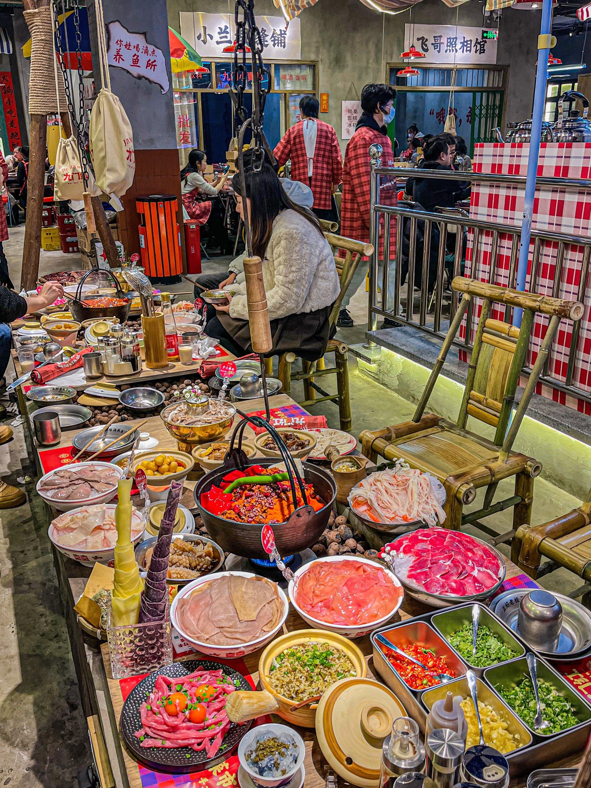 成都人是吃得真好!菜市场门口整吊锅火锅!