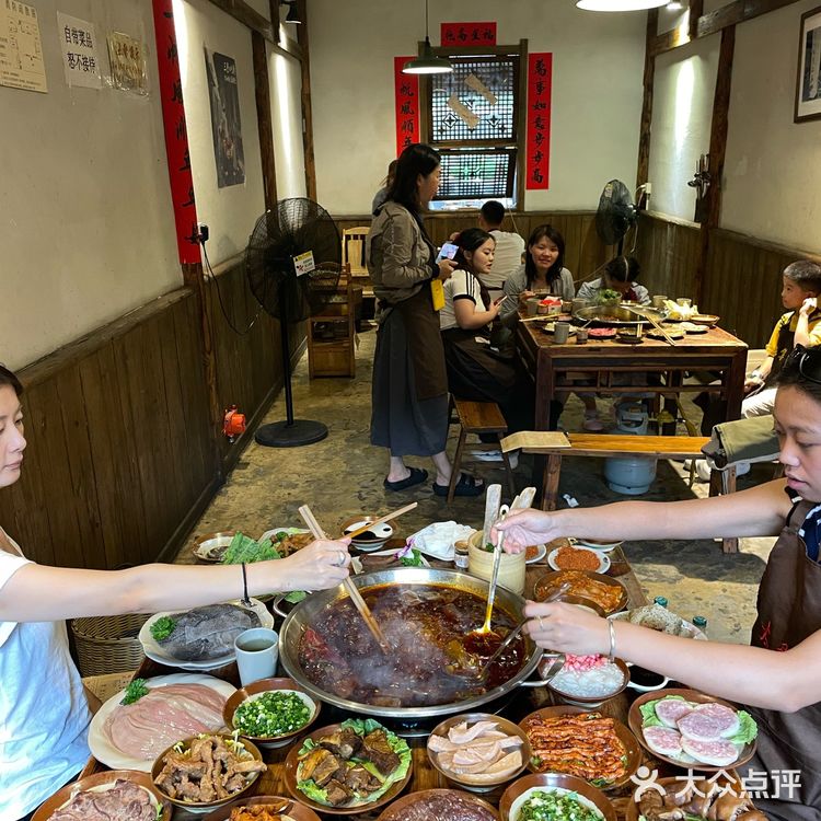 寻找成都不讲究环境只讲究味道的火锅店