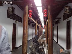 走廊两旁是房间-唔呶喔哩酒家(生产街店)