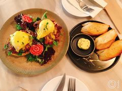 疯狂手撕牛肉班尼迪克蛋-The Rug(三里屯店)