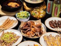 -何妹湿辣牛肉·粤式烧烤砂煲(桂雅路店)