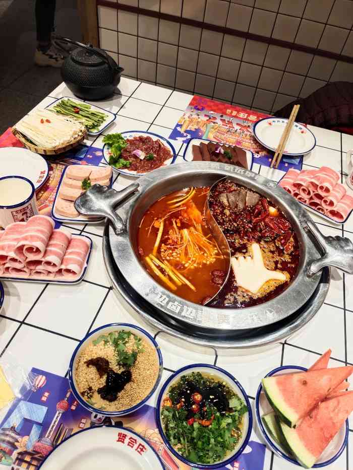 贤合庄卤味火锅(桥西万象城店)-"带着家里人来吃的,环境不错大气,锅底