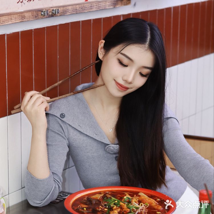 约好友一起当然🉐尝尝火锅米线啦！