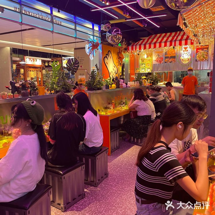 像极了泰国街边的大排档，好吃又不贵