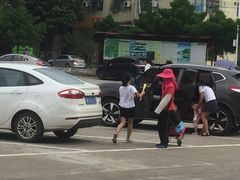 骑摩托车的骗子到处都是，在售票大厅门口，这么嚣张，可以看到治安管理有多差-丹霞山风景名胜区