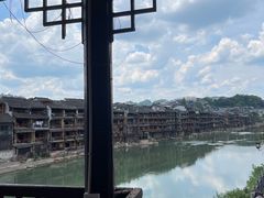 -临江餐馆二楼美食部落