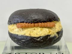 爆浆开心果冰贝果-HOT CRUSH趁热集合·现烤面包(环球港店)