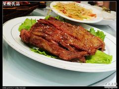 羊排切开分着吃，很酥脆，但是不够香-阿拉丁新疆风味餐厅·清真(罗廊巷店)