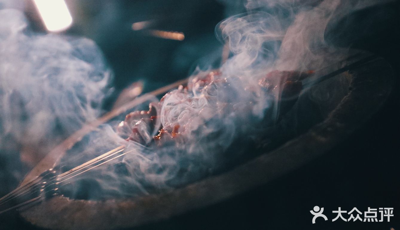 架一炭炉，几串烤肉，一杯冰啤，钟情于夜晚的静