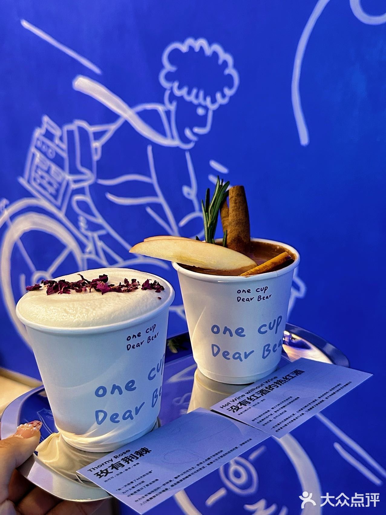 被克莱因蓝色调包围的咖啡馆💙