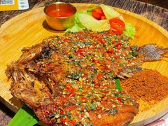 泰国火车市场炸鱼-TamTam