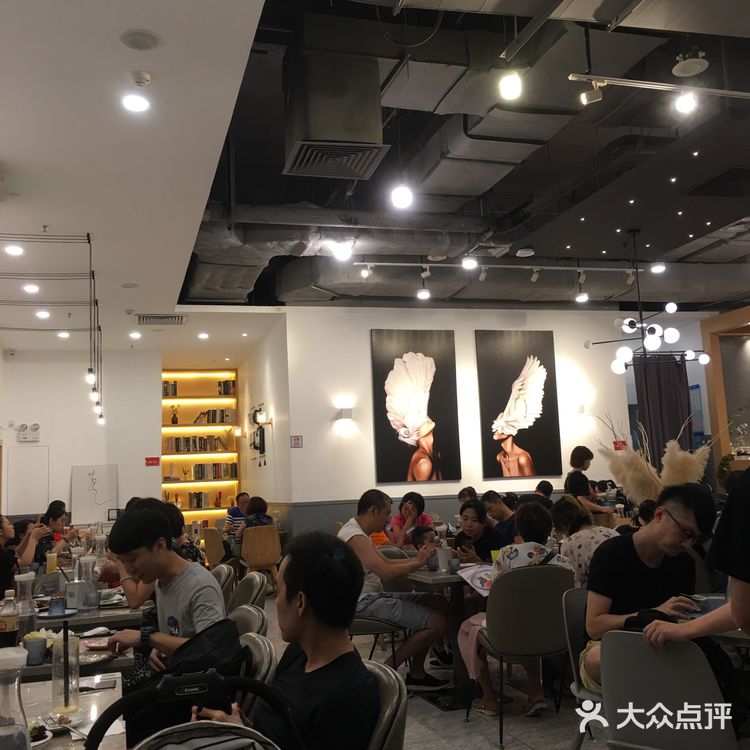 週末同朋友玩捉妖。搵佐個地方hea住玩。 「好多人啊