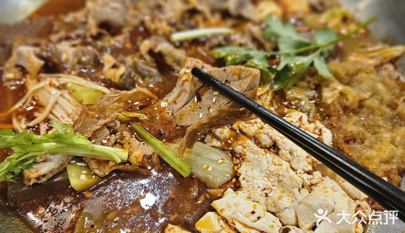 这家冒烤鸭里居然还有炸蛋，豆花，玩的很溜呀