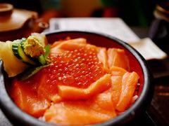 三文鱼盖饭-鱼真(うおまさ)