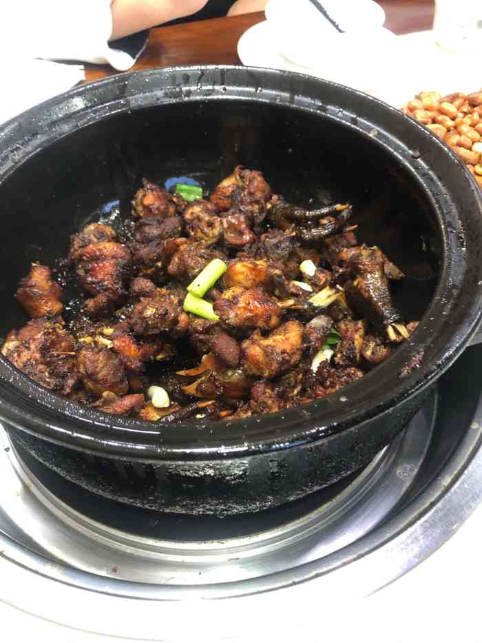 红枫寨瓦香鸡(交通路店)-"开挺多年的老店了,环境还过的去啦,服务态.