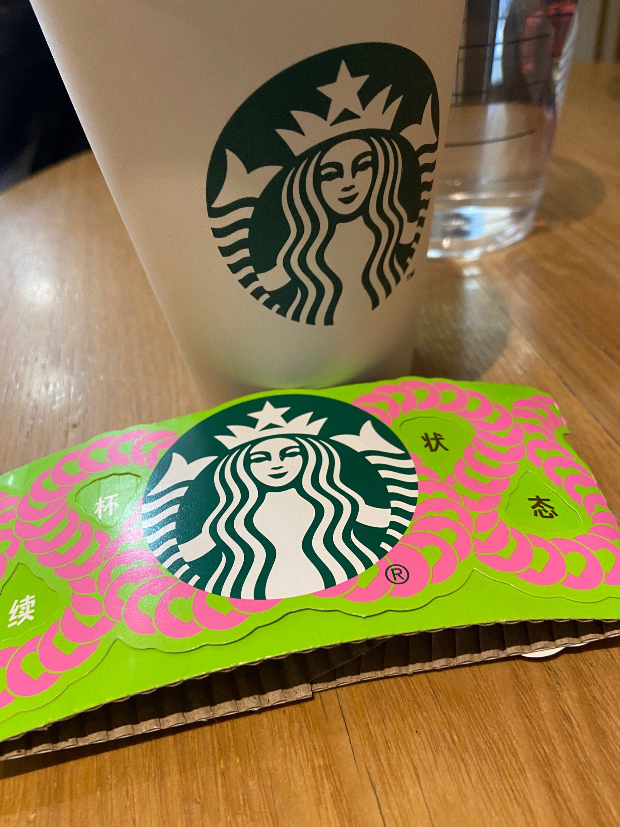 星巴克的蛇年限定杯套还挺好看的
