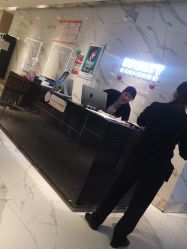 -罗亚帝造型·烫发染发