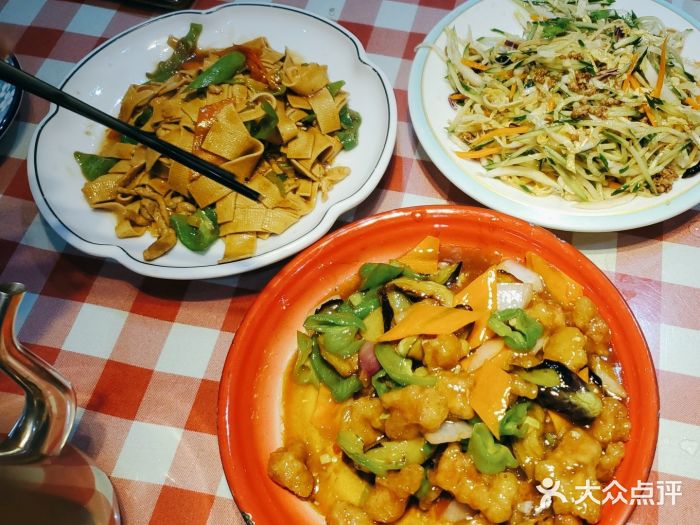 东北哈尔滨酱骨头馆房掌柜铁锅炖地三鲜图片