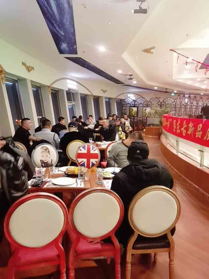 龙塔云尚西餐厅-"该旋转餐厅位于龙塔上 俯瞰整个哈尔滨点.