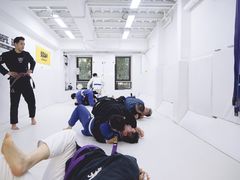 -菠萝格斗巴西柔术训练馆