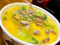 酸辣金汤花甲粉-何记花甲(海岸城旗舰店)