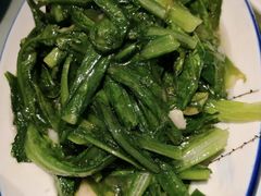 葱炒油麦菜-巴特餐饮6加1音乐餐吧·新疆菜