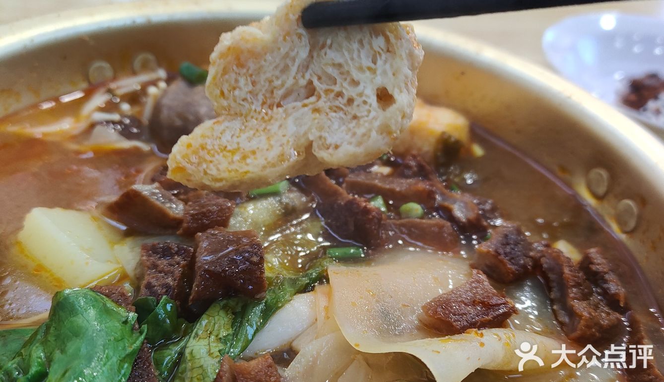 因为我最近很喜欢吃脆哨。端上来比较小的一碗捞饭