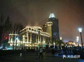 夜晚的外滩真是美！ 沿着江边一直走 一边可以眺望对岸