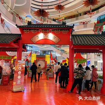 下班后准备来万科吃个饭 四号口出来看到大红灯笼高高挂