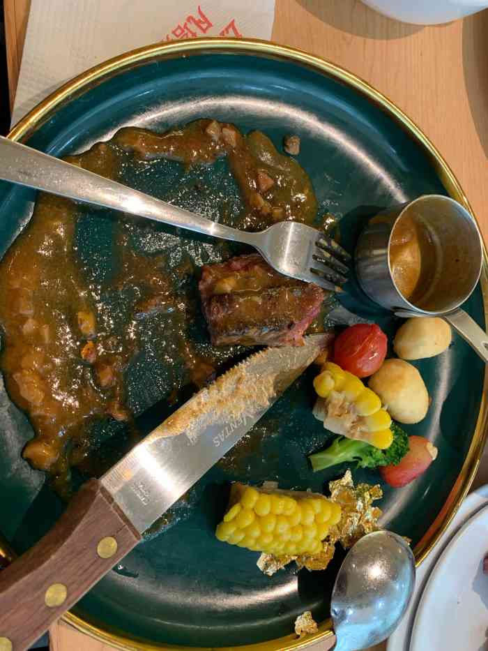 凡塔斯牛排餐厅(莆田万达店)-"「火焰牛排」服务员端上来,即倒酒点火