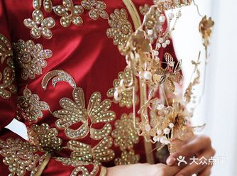 中式秀禾 也许只有浓墨重彩的中式新娘造型 才能在似水