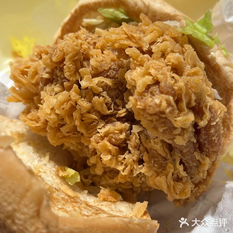 疯狂星期三的活动也太划算了吧，三个汉堡只要13元