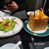 这次来，发现有送餐机器人来送餐。孩子围着机器人到处走