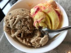 巧克力和百香果冰激凌-北京港澳中心瑞士酒店·瑞士咖啡厅·自助餐