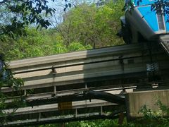 穿过的轻轨2号线-佛图关公园