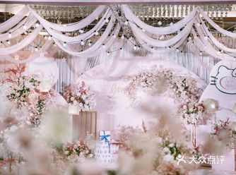 整个婚礼以浅粉色为主 给整个空间打造了公主风的基调 优雅