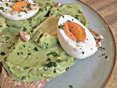 牛油果煮蛋吐司-RAC BAR(安福路店)