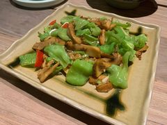 皱皮椒炒牛肝菌-缘生态云南菜·野生菌庭院餐厅(华侨城店)