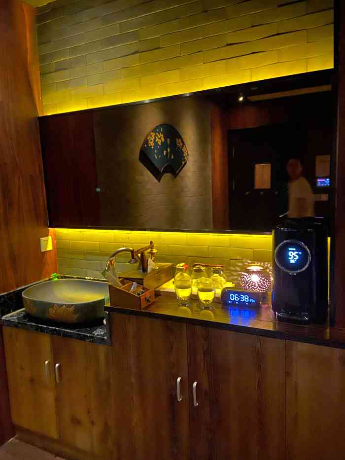 雅泰spa足道会馆(水产西路店)-"进店看到第一名的奖杯96赫然放在桌