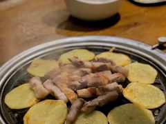 厚切猪肉-·缸桶屋·韩式牛肋条自助烤肉(西湖D11店)