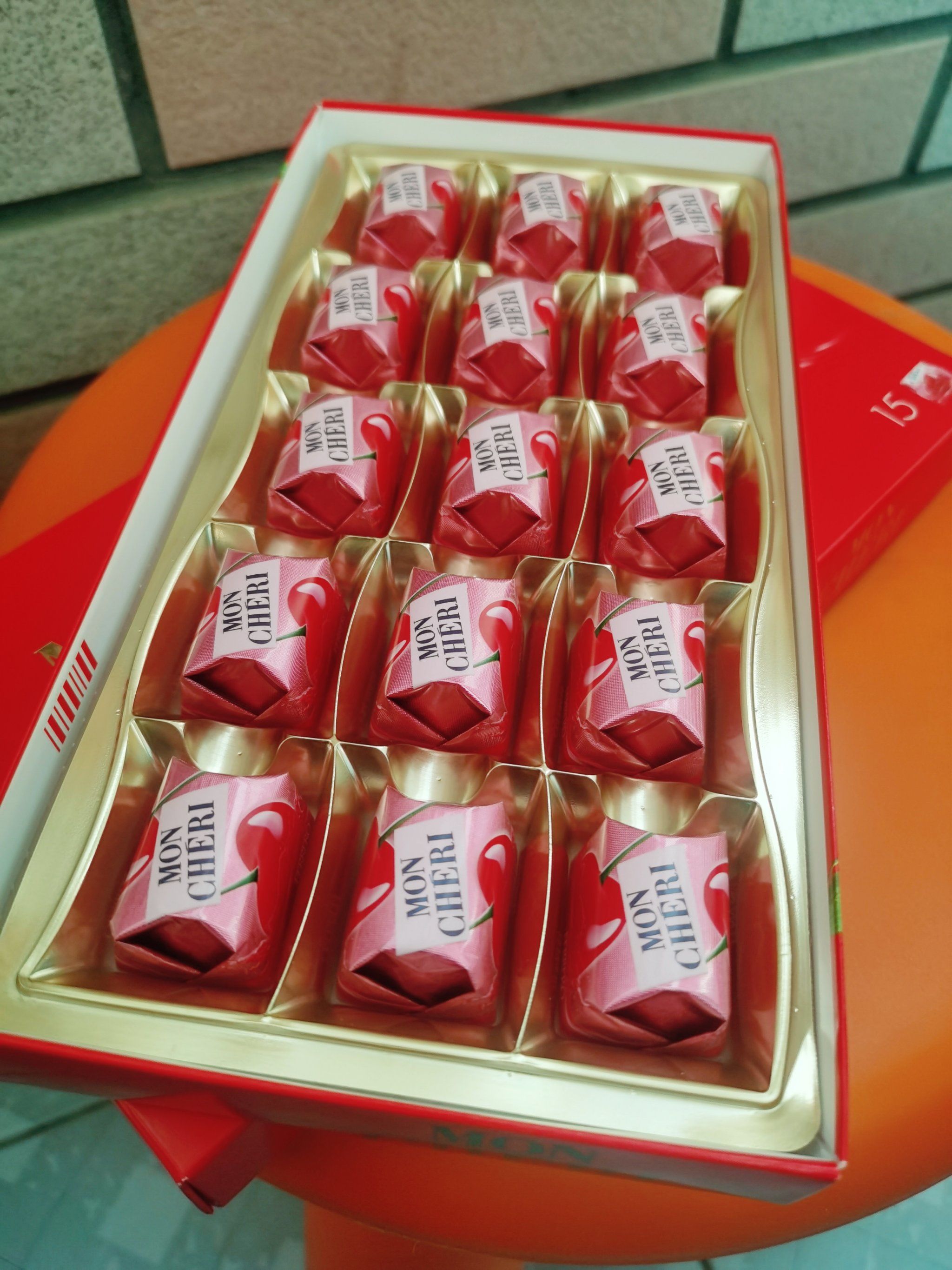 费列罗的樱桃酒心巧克力,巧克力外皮比较薄